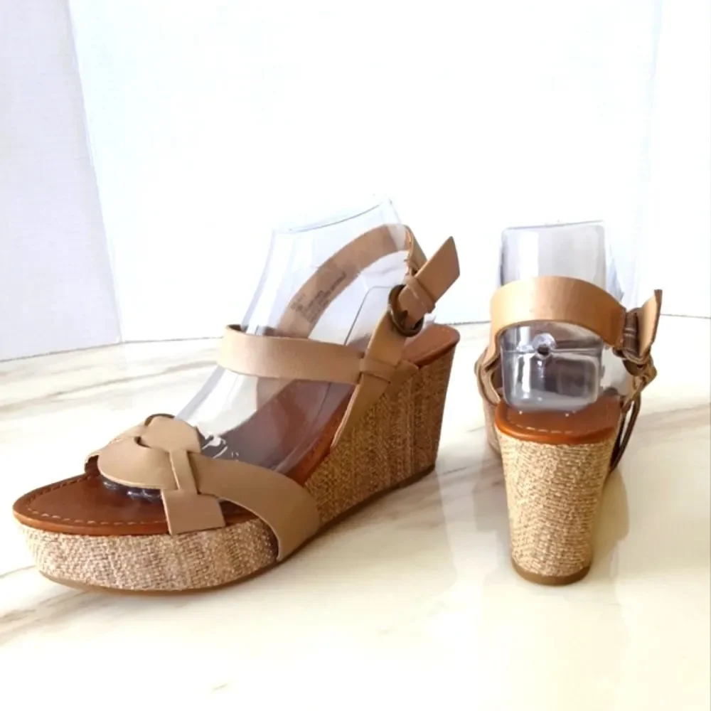 CROWN VINTAGE BEIGE LEATHER WEDGE SANDAL SZ 10